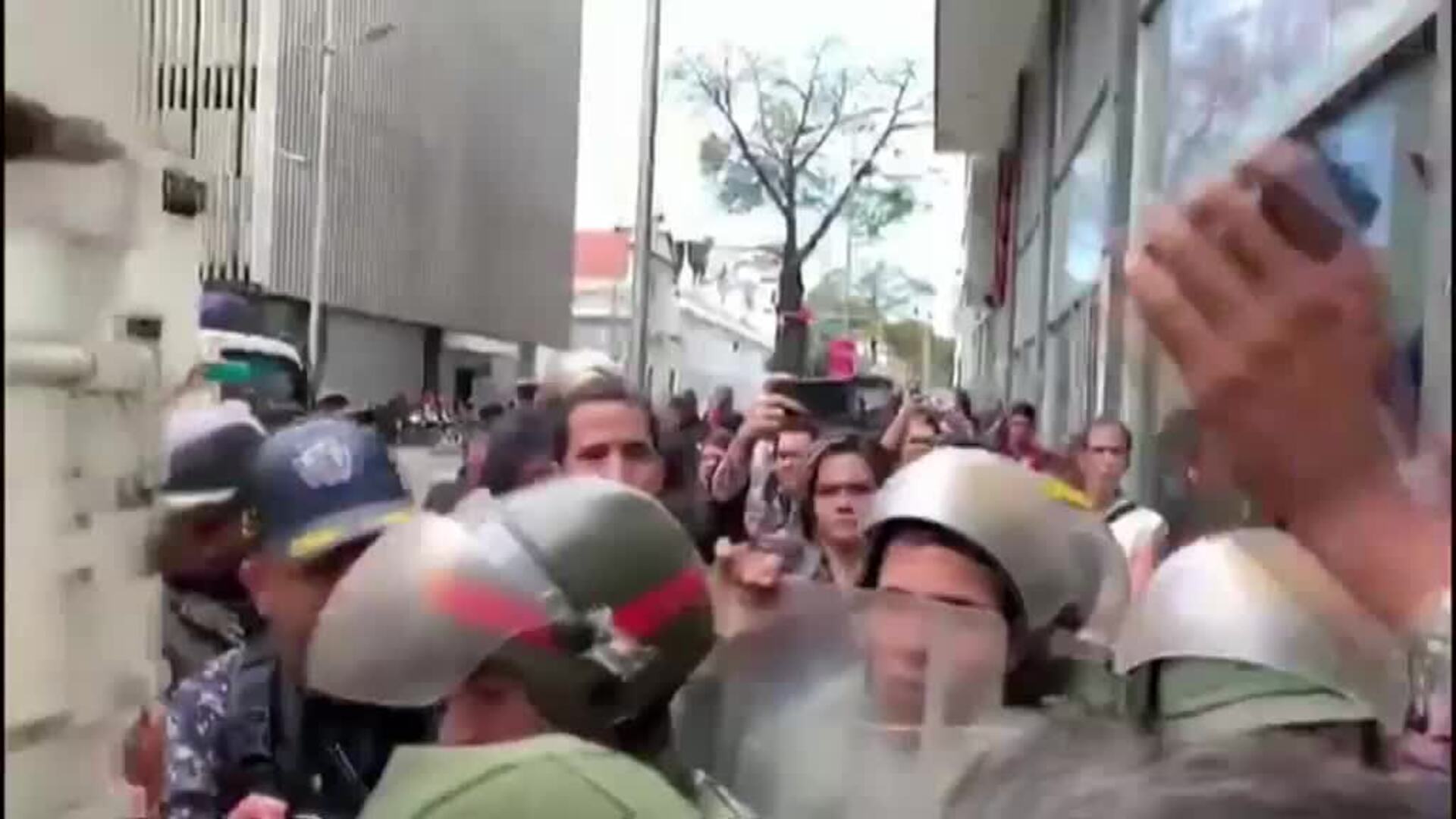 La Policía venezolana impide a Guaidó entrar al Parlamento