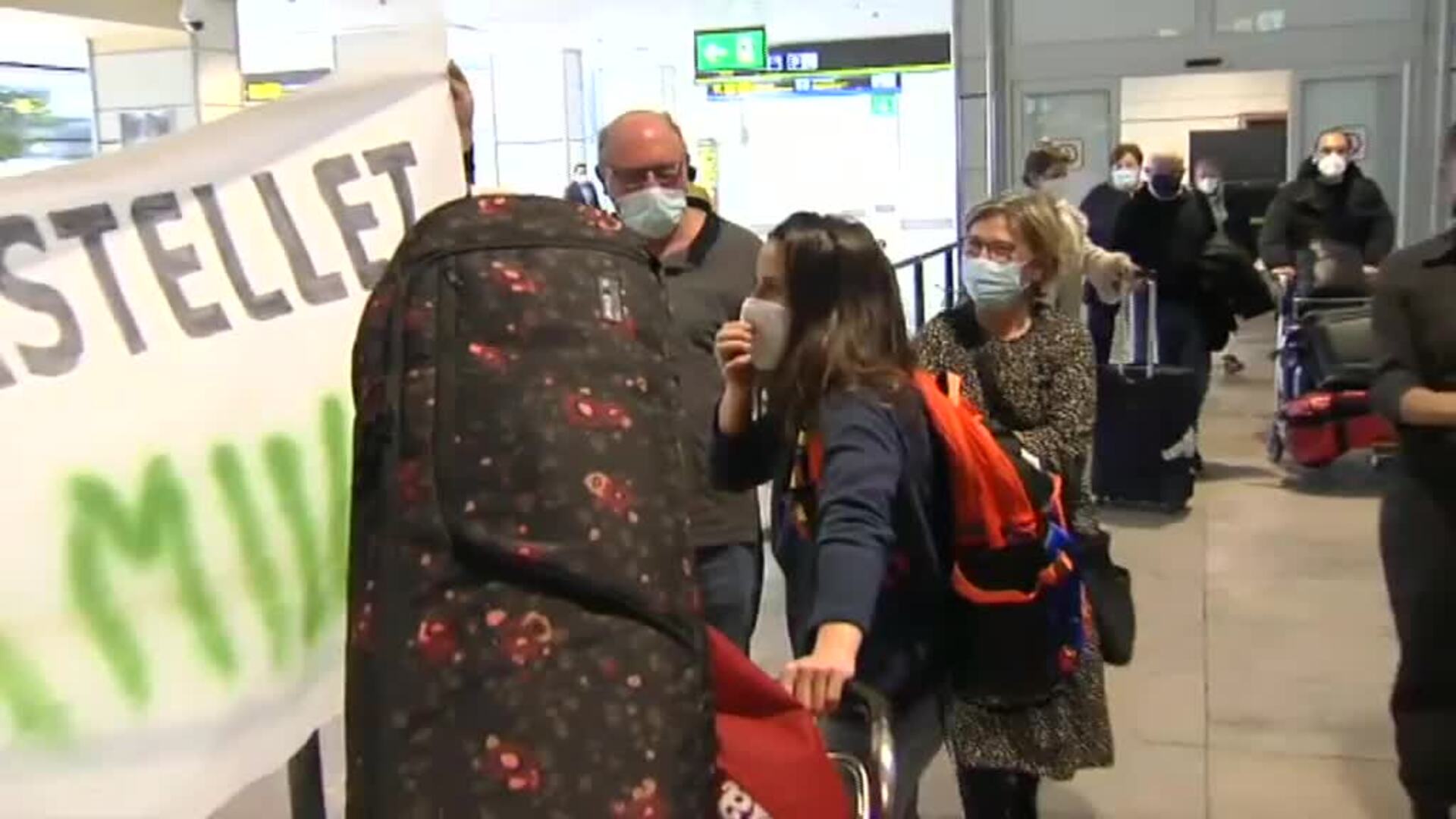 Caluroso recibimiento a Queralt Castellet en Barajas por parte de su familia