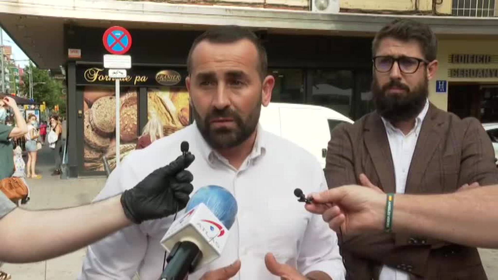 Miembros de VOX se presentan en Mataró para &quot;enseñar&quot; a los vecinos donde se aloja un grupo de menas y &quot;advertirles&quot; de su peligrosidad