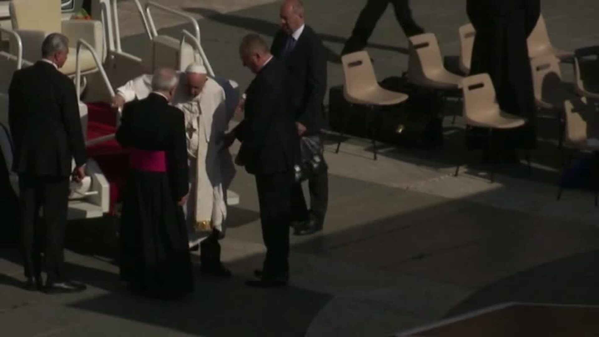 El Papa muestra sus problemas para caminar en una nueva audiencia en el Vaticano