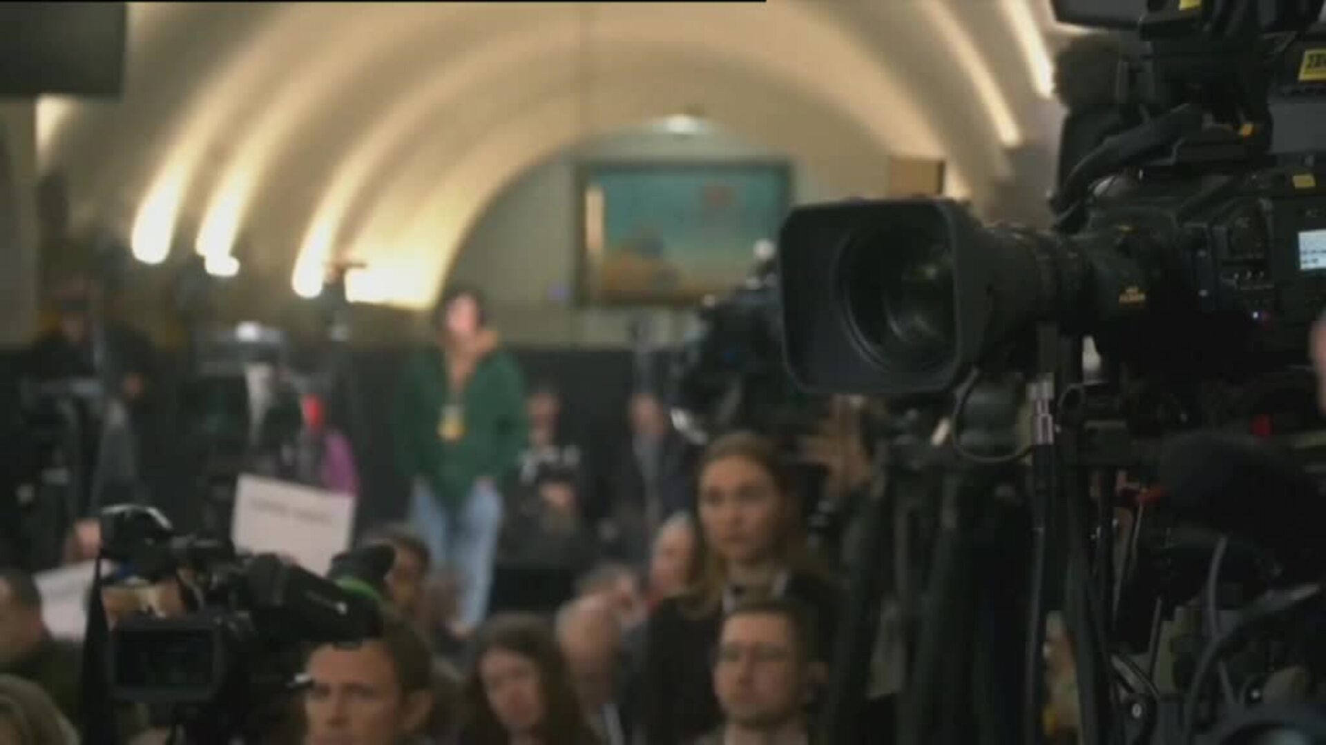 Multitudinaria rueda de prensa de Zelenski en el metro de Kiev