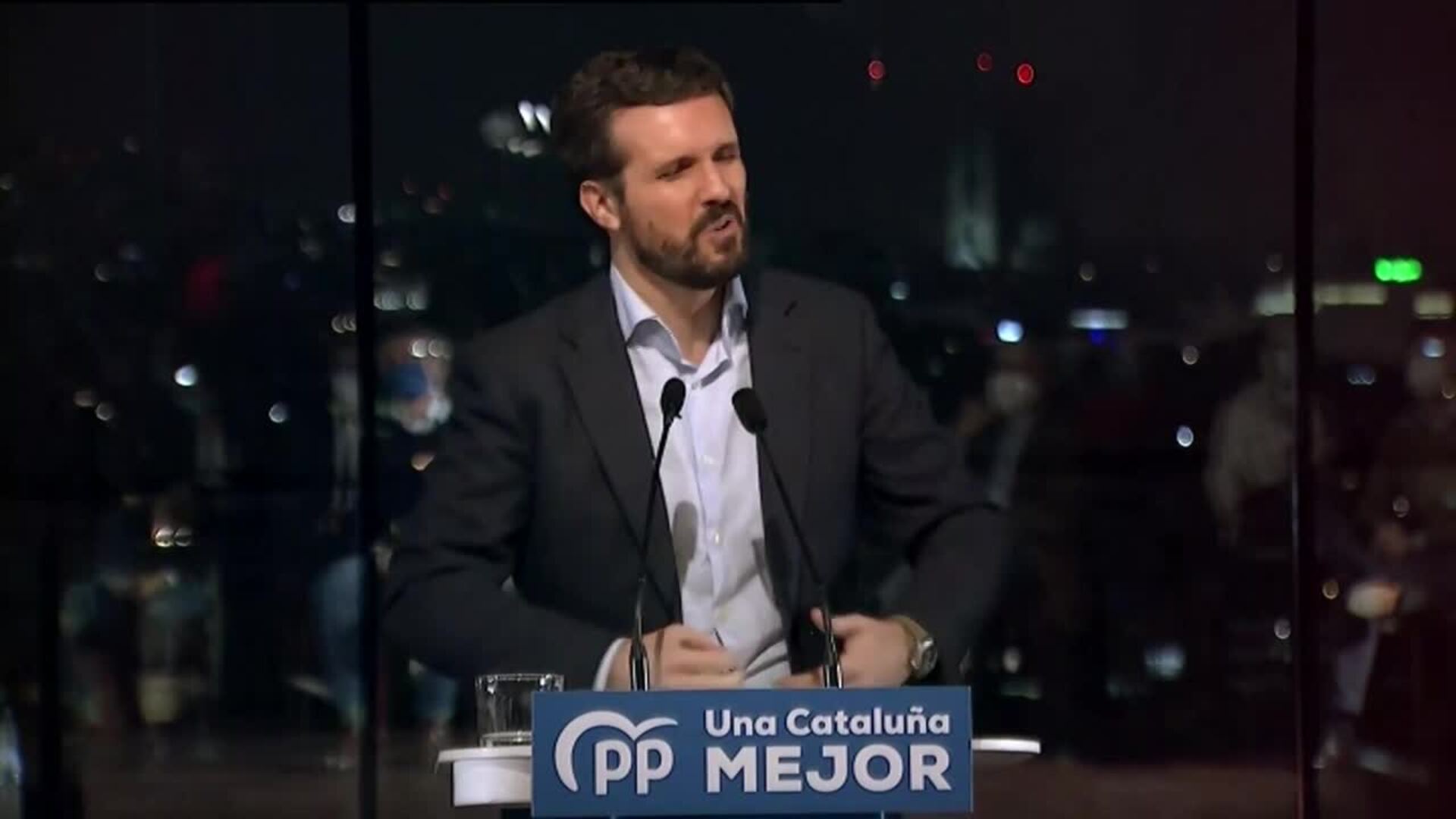 Casado dice que Vox quiere sacar a España de la Constitución como Puigdemont