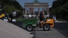 Trabajadores preparan la zona fan de la Puerta de Brandeburgo para la Eurocopa 2024