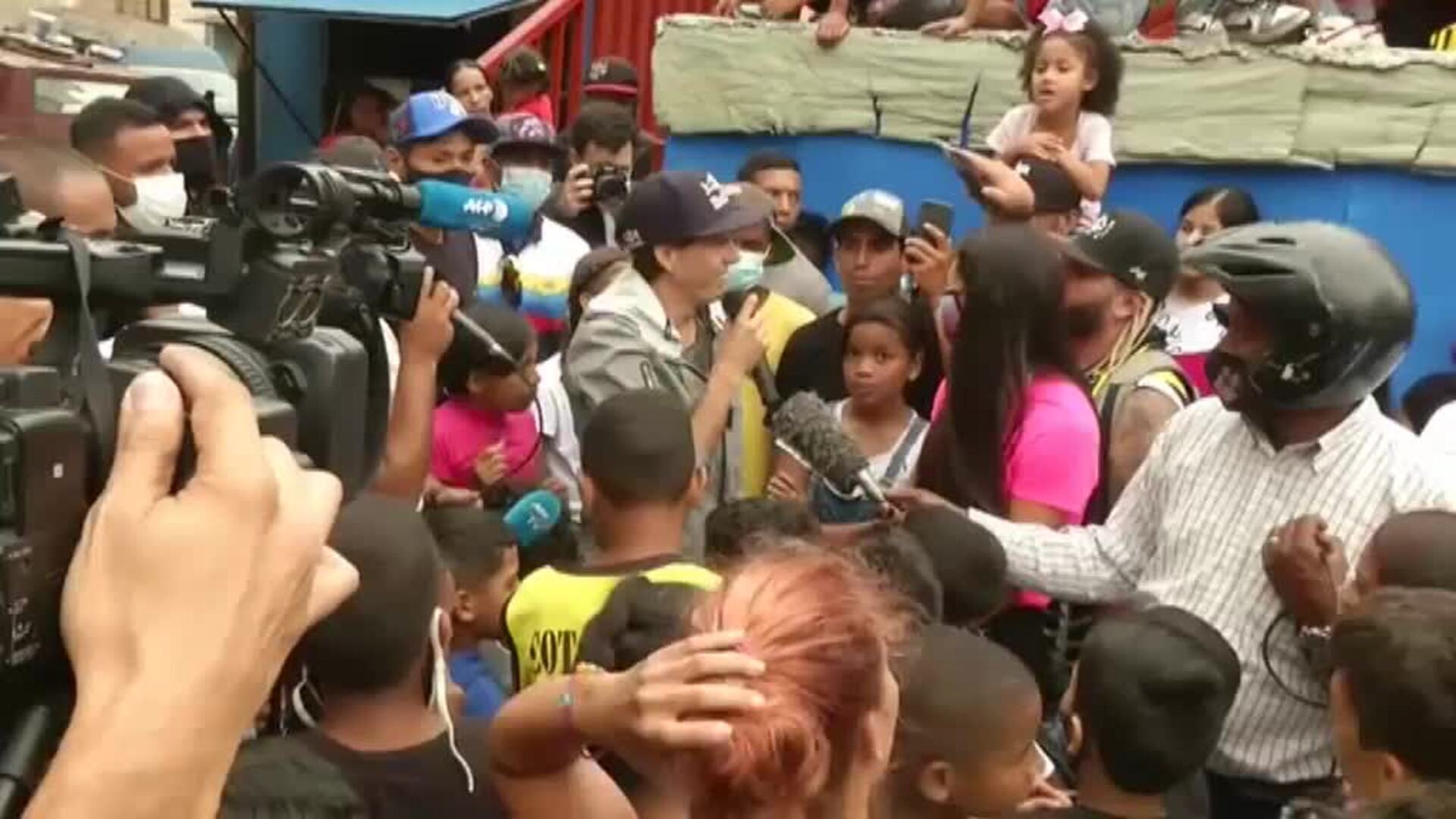 Daniel Dhers, medallista en BMX, se exhibe en un barrio conflictivo de Caracas