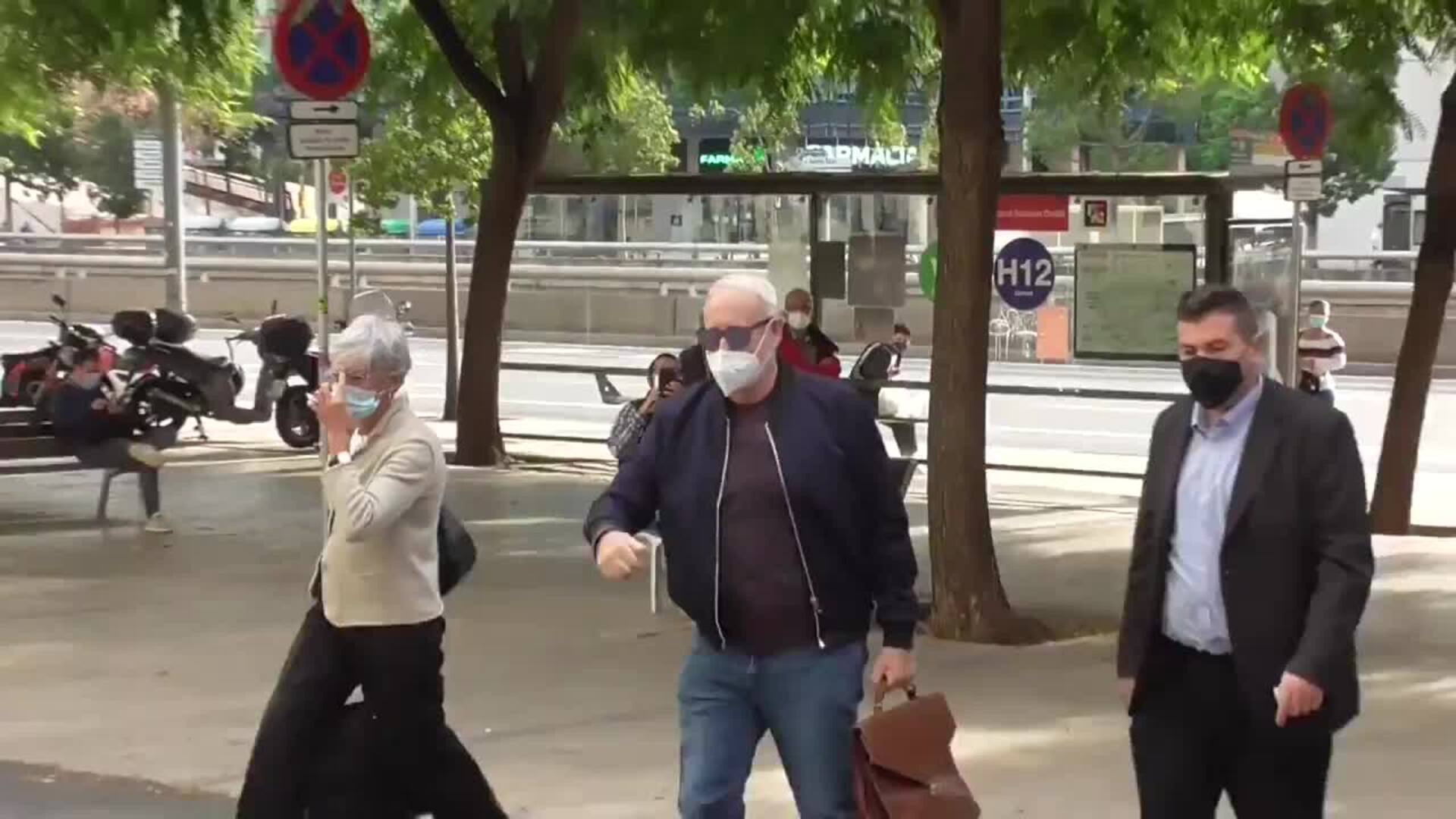 Josep María Mainat llega a los juzgados y se reencuentra, por primera vez, con Ángela