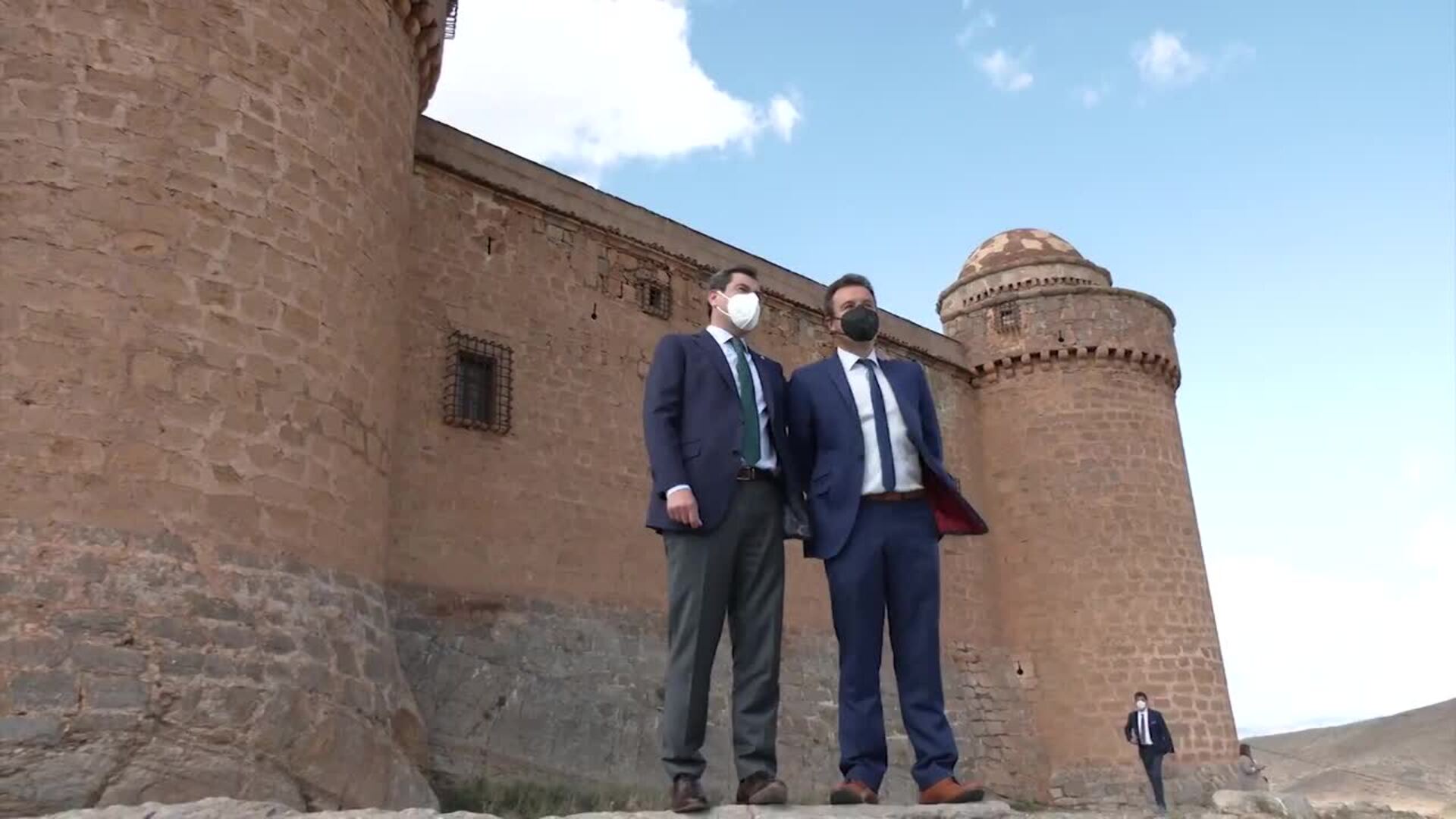 Moreno visita los ayuntamientos de los municipios granadinos de Huétor Santillán y La Calahorra