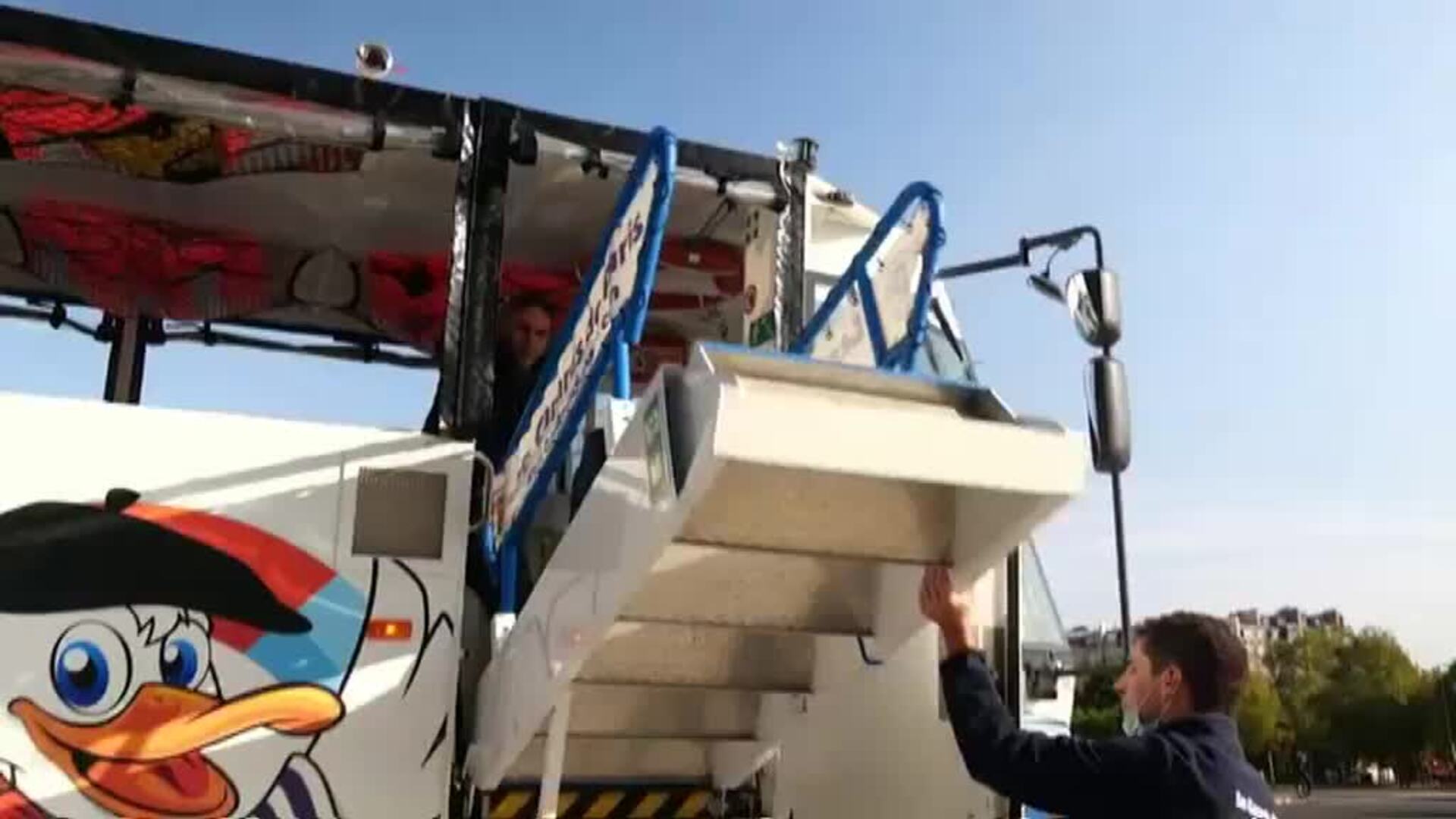 El autobús anfibio que permite surcar las aguas del Sena y recorrer las calles de París