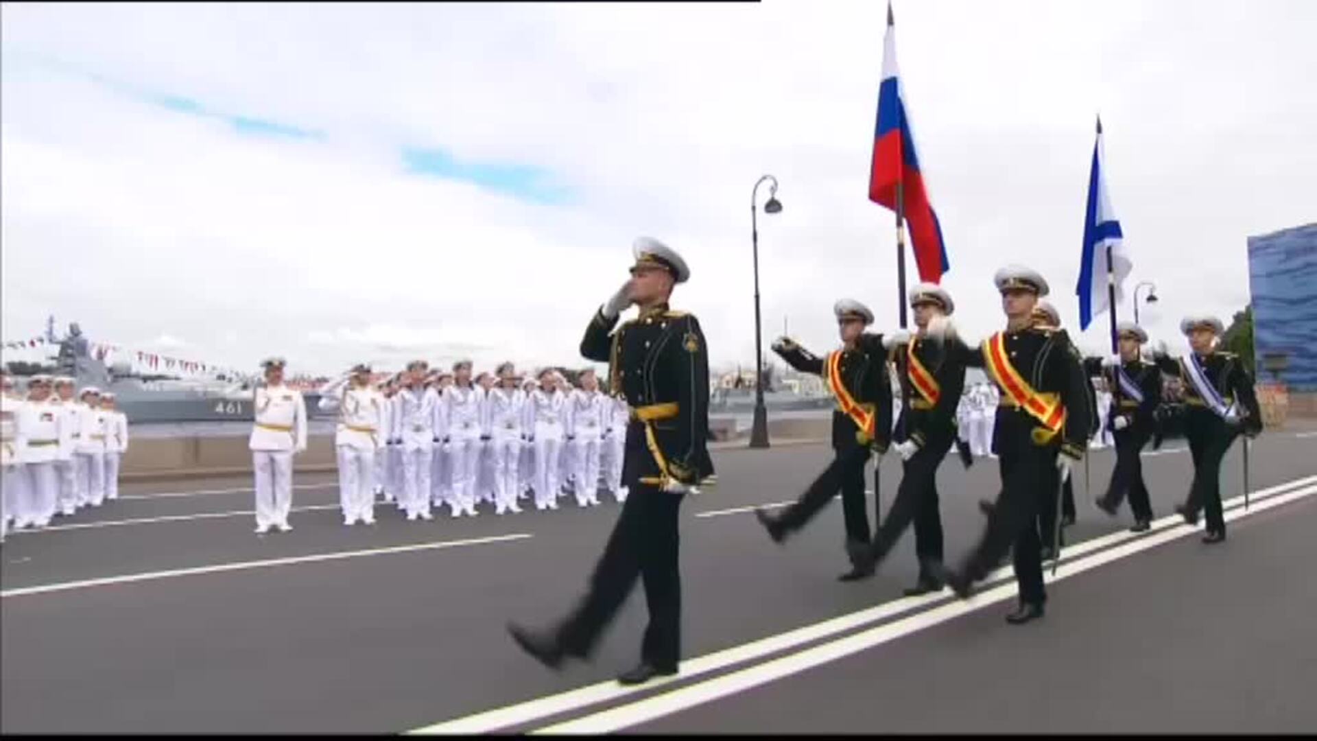 Putin preside el desfile naval con motivo del 325 aniversario de la Armada rusa