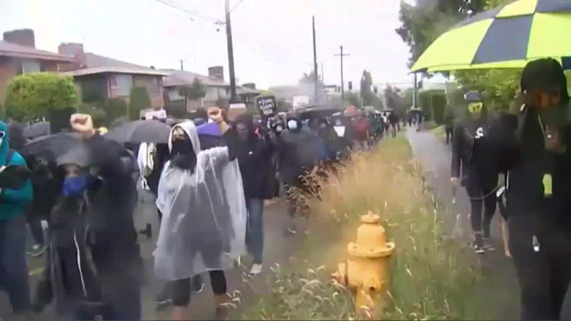 Cientos de personas participan en una marcha silenciosa contra el racismo en Seattle