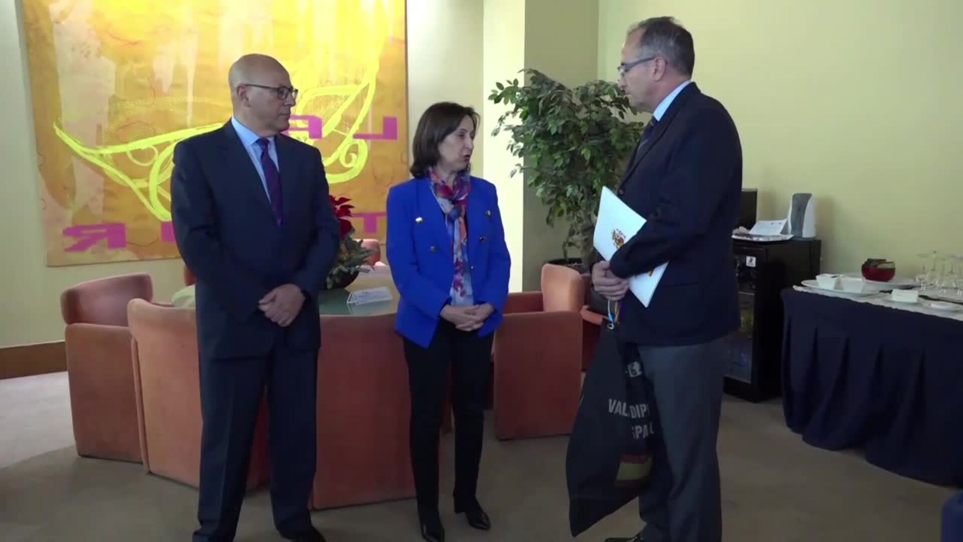 Robles recibe los restos de posibles víctimas del Yak-4