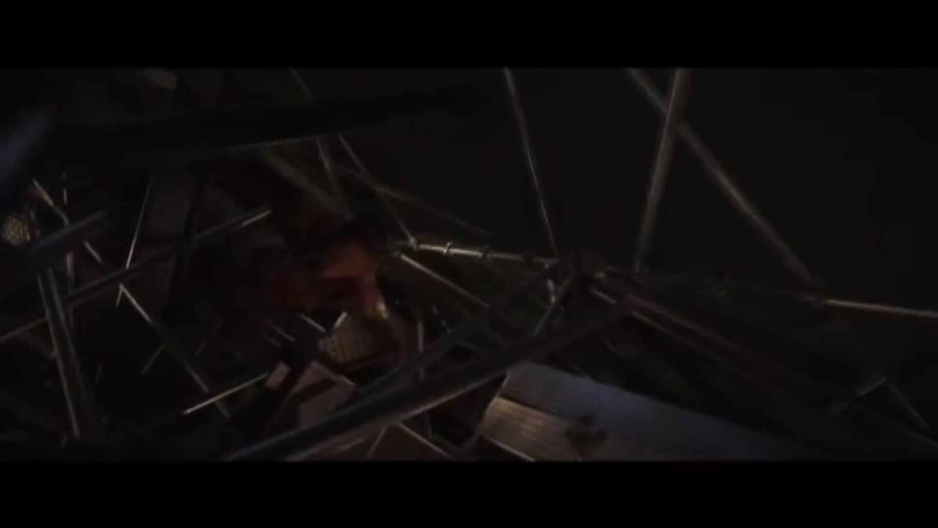 Spiderman aterriza en el derbi madrileño para promocionar la nueva entrega de la saga