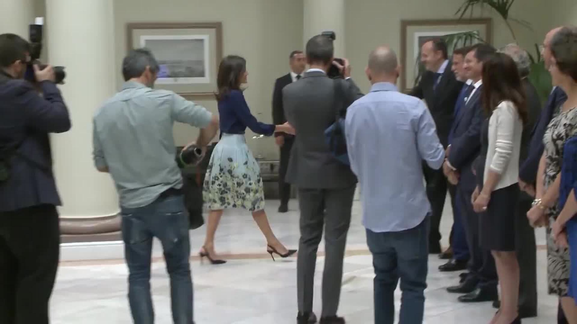 La Reina Letizia apuesta por su look más internacional