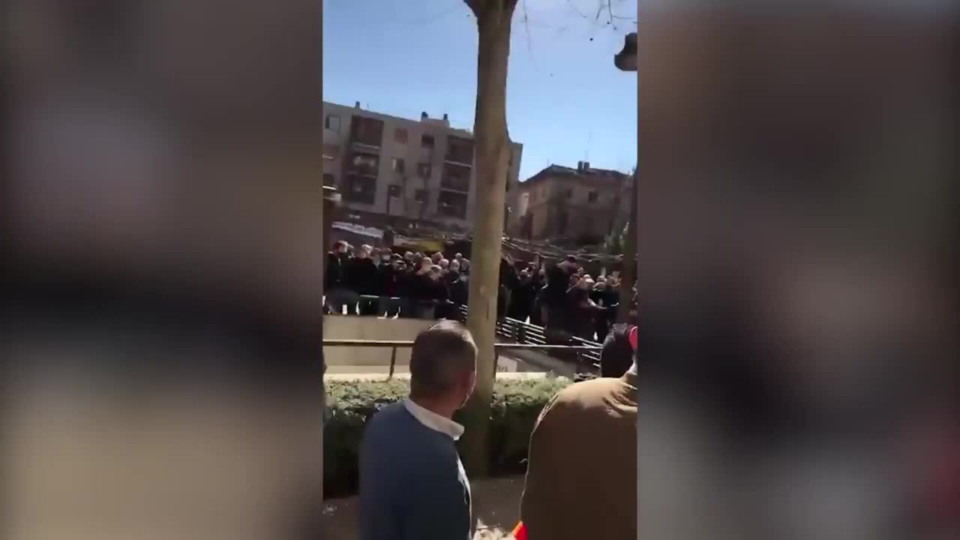 Lanzan objetos e increpan a Abascal durante una visita a Salt (Girona)