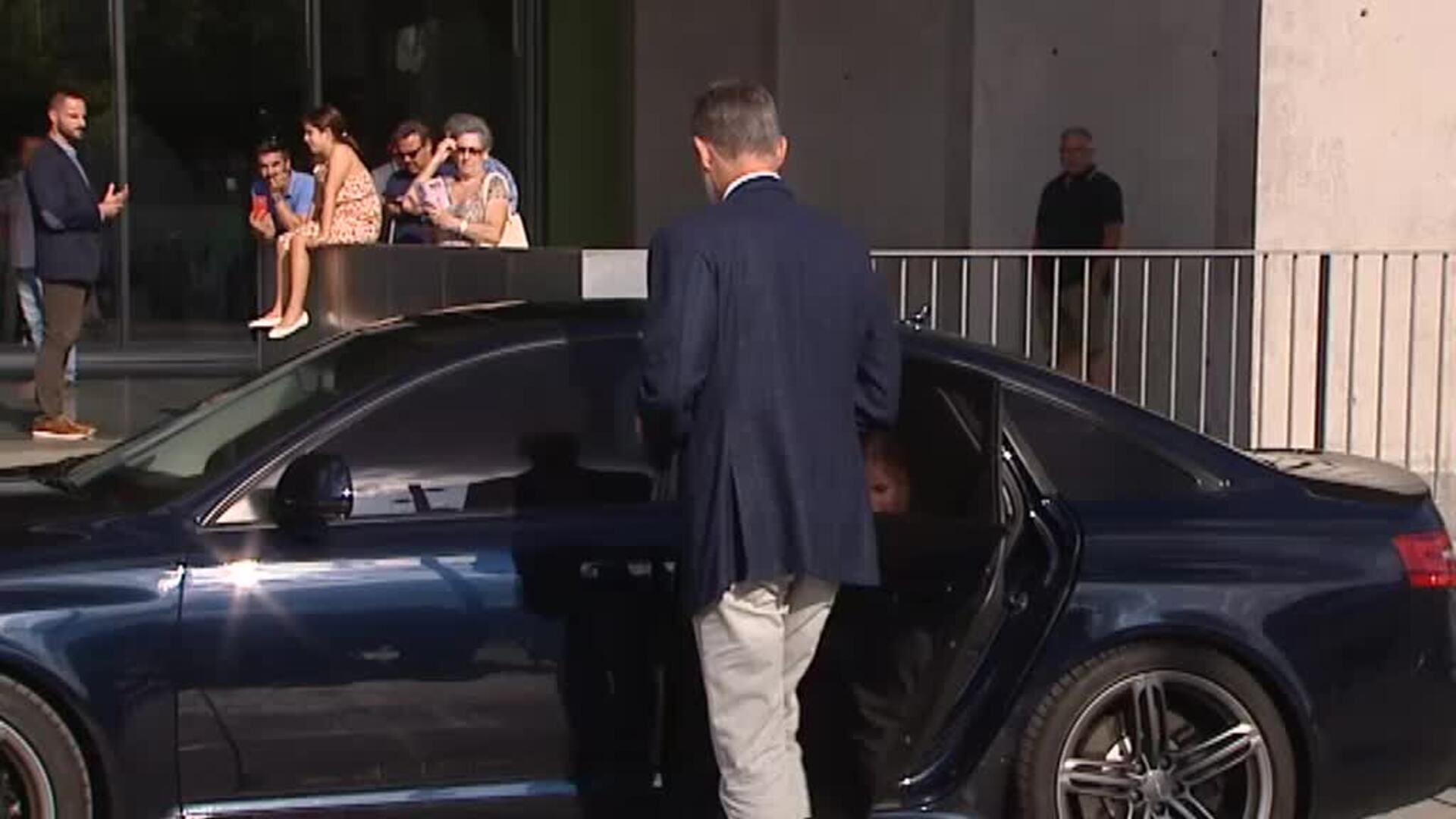 Los reyes de España visitan a don Juan Carlos acompañados de sus hijas