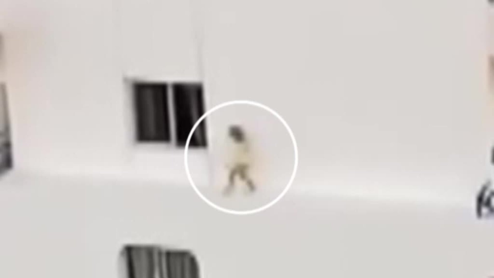 Una niña de 7 años corretea por la cornisa de un cuarto piso en Adeje, Tenerife