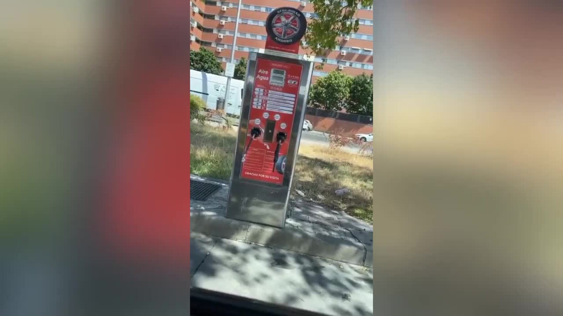 Omar Montes, con dificultades para inflar las ruedas de sus coche