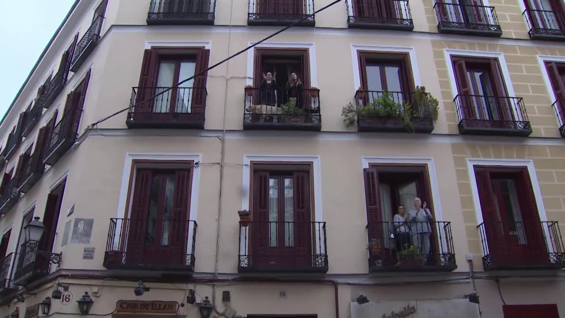 Vecinos de La Latina aplauden a los sanitarios