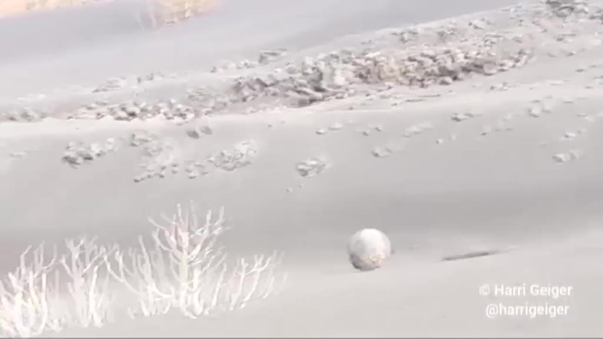 El volcán de La Palma está en fase efusiva, expulsa más lava y registra menos explosiones