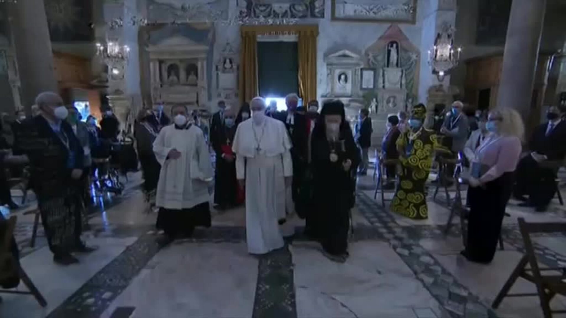 El Papa aparece con mascarilla en un encuentro con líderes de otras religiones
