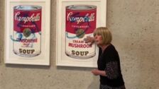Activistas climáticas se pegan a las 'Latas de sopa Campbell' de Andy Warhol