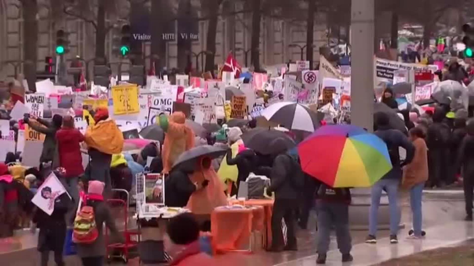 Miles de personas se manifiestan en EEUU por los derechos de las mujeres