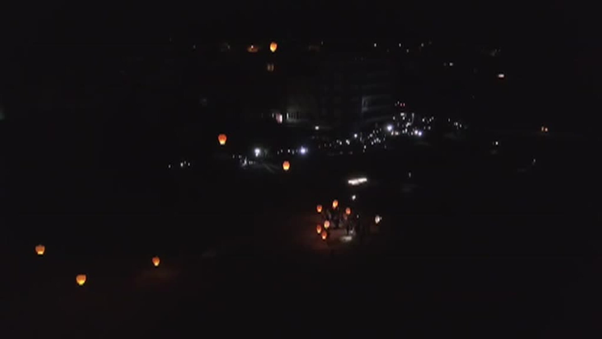 La plantilla de Alcoa ilumina las calles de San Cibrao en una manifestación nocturna
