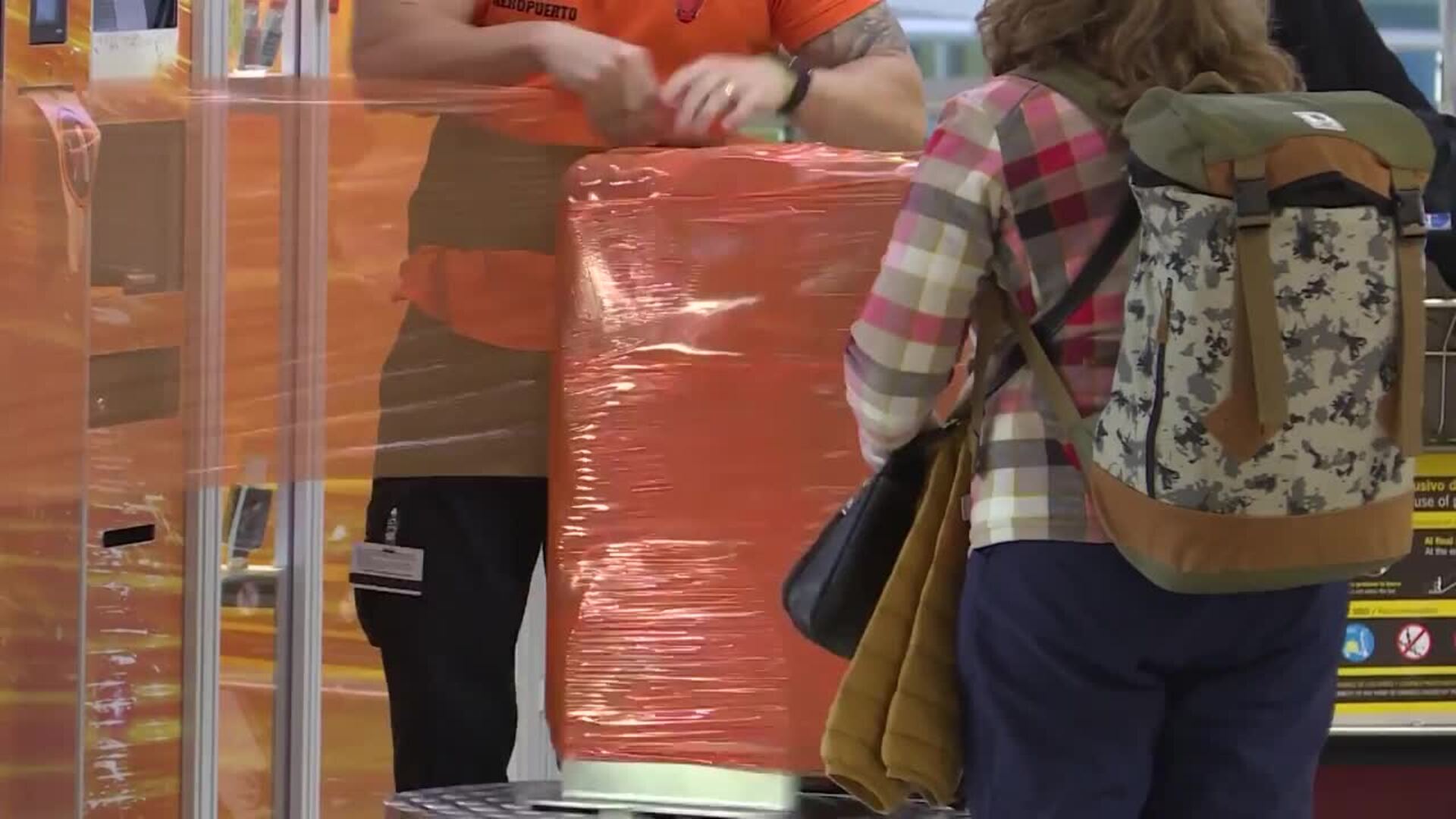 Cientos de pasajeros aprovechan el puente para viajar al extranjero