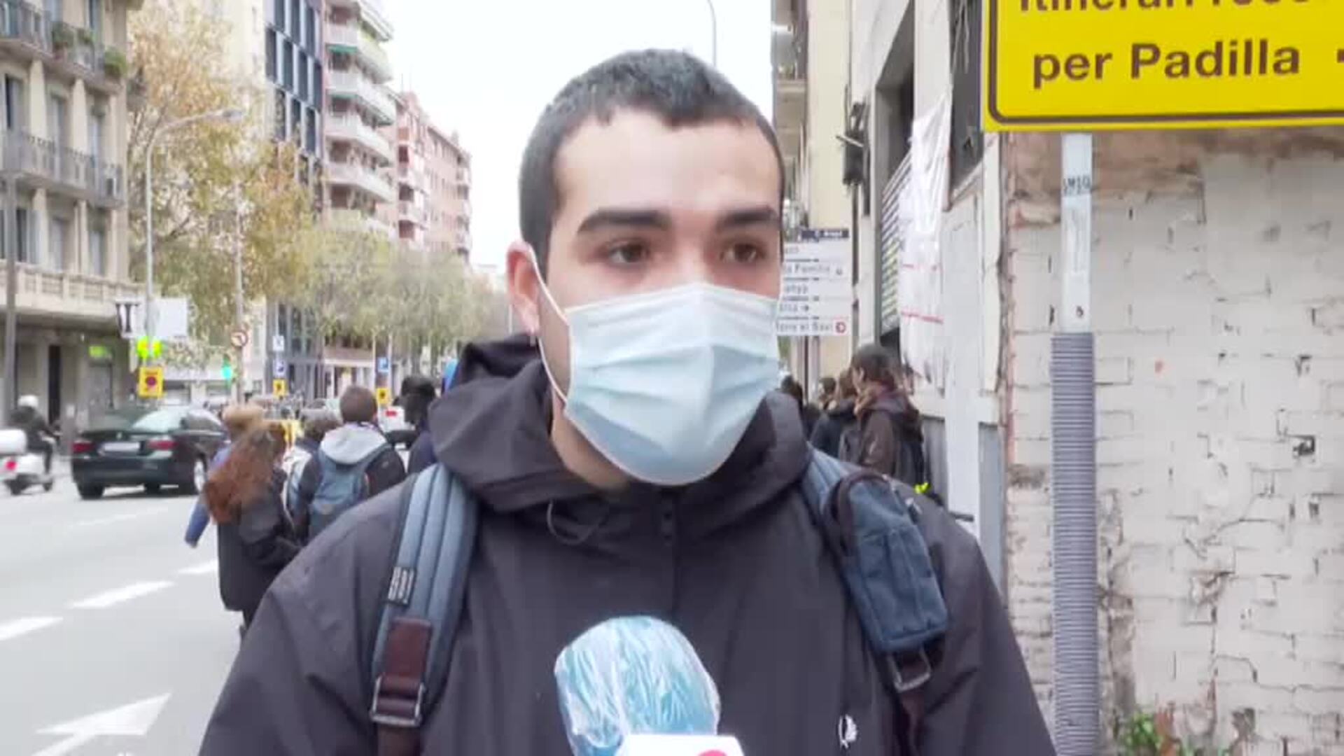 El propietario de un local okupado en Barcelona estrella su vehículo contra los okupas