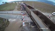Vídeo: un tren arrolla a una furgoneta que cruza el paso a nivel tras romper la barrera