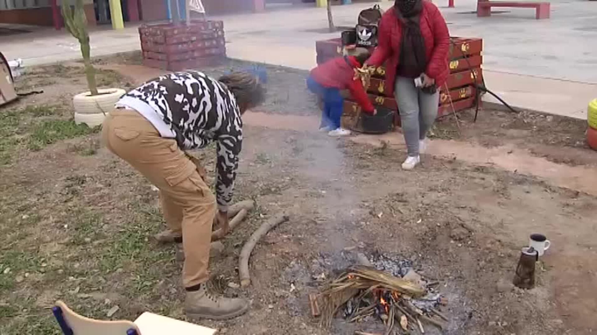 Padres acampan en un colegio en Alicante para frenar la oleada de robos que sufre el centro