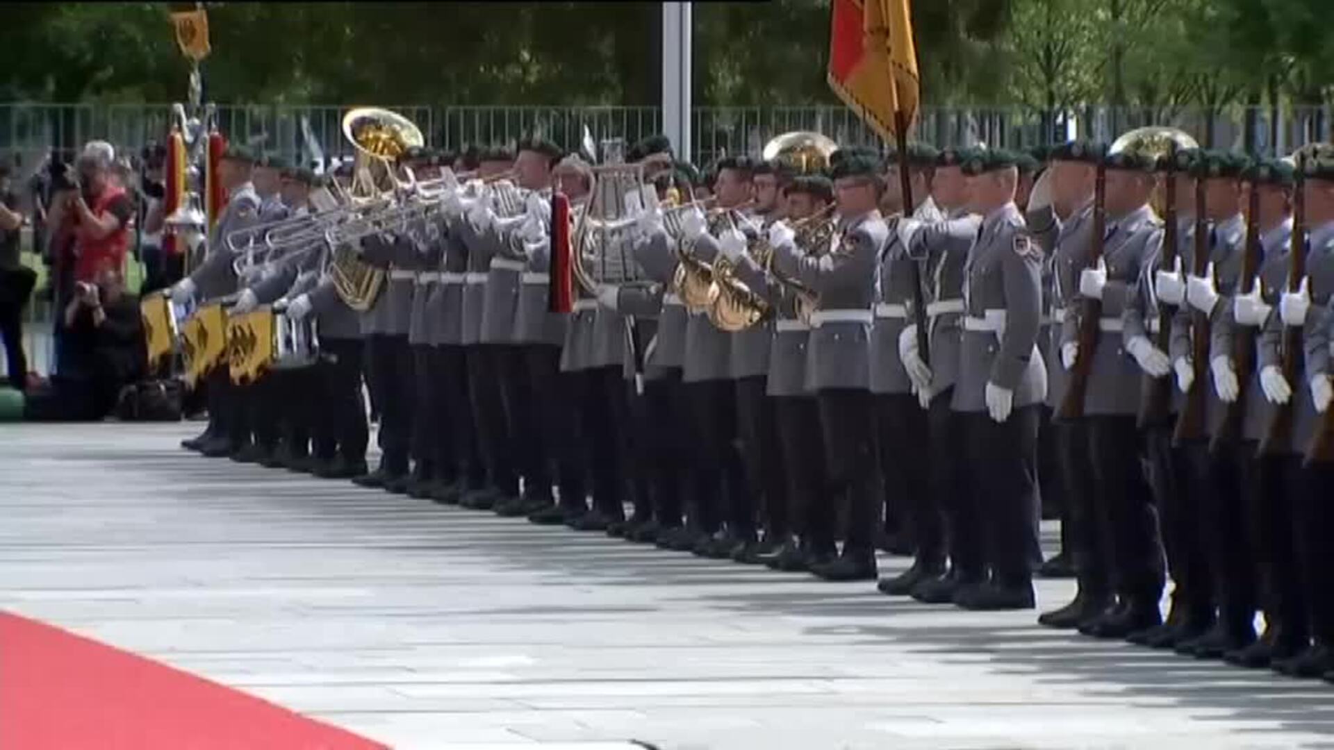 Merkel escucha el himno nacional sentada tras varios episodios de temblores