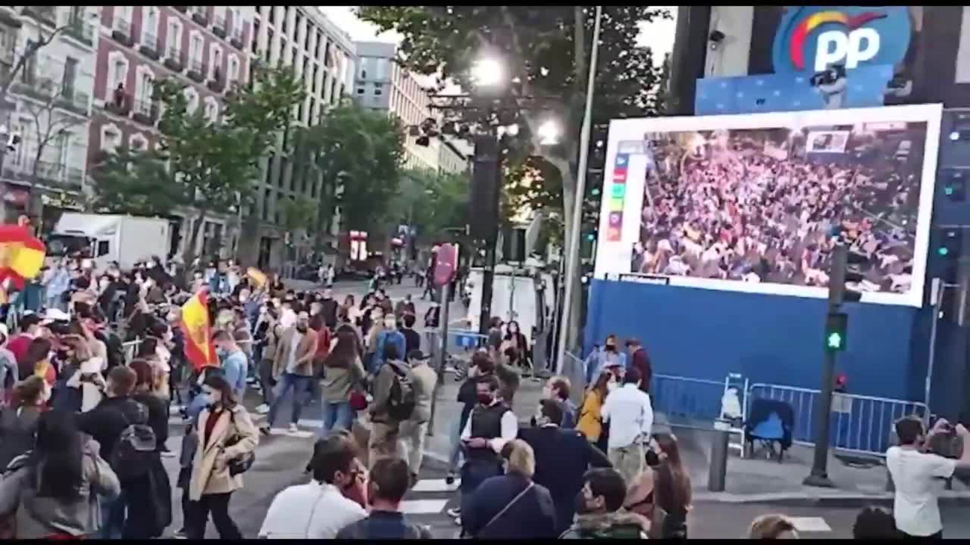 Ambiente de celebración en la sede del PP en Genova