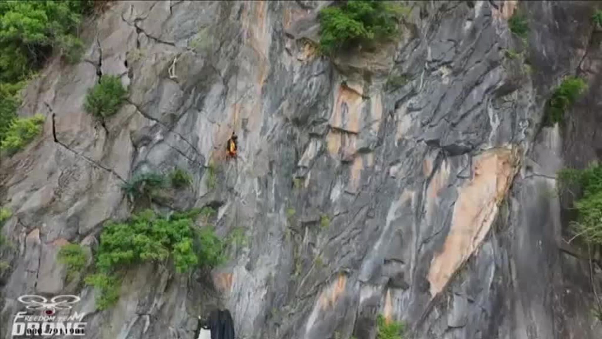 Un paracaidista se queda colgando de un acantilado en Tailandia durante varias horas