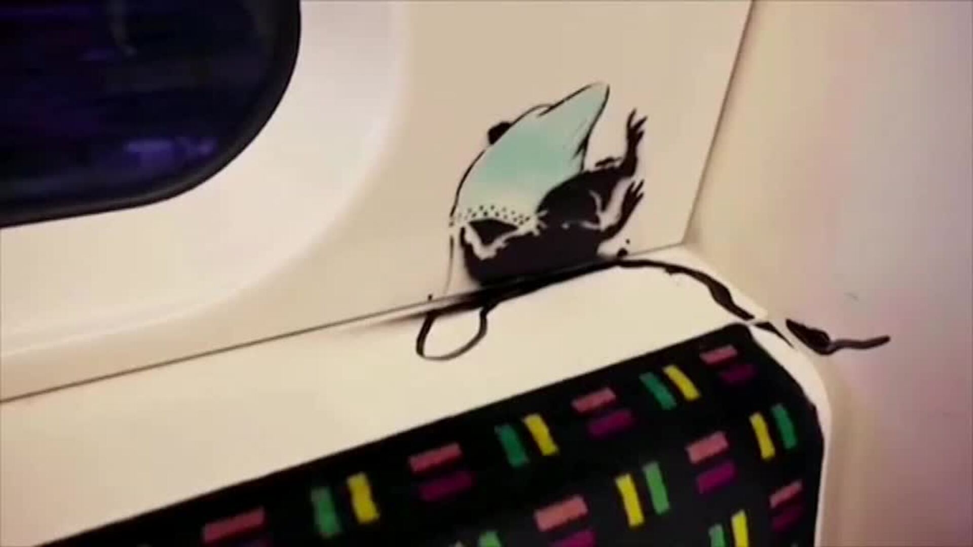 Banksy deja su impronta en el metro de Londres