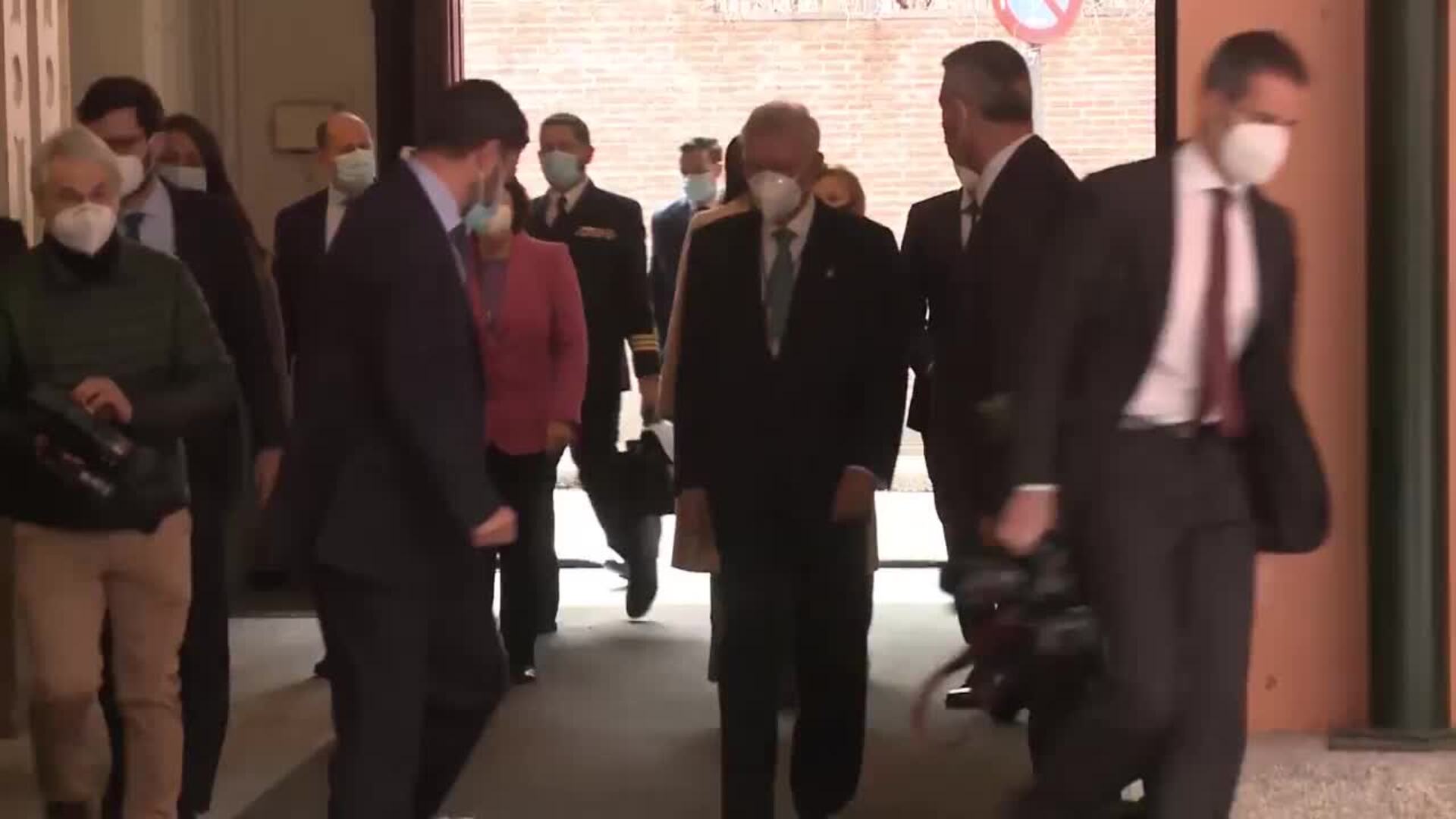 La Reina recupera su look masculino más aplaudido