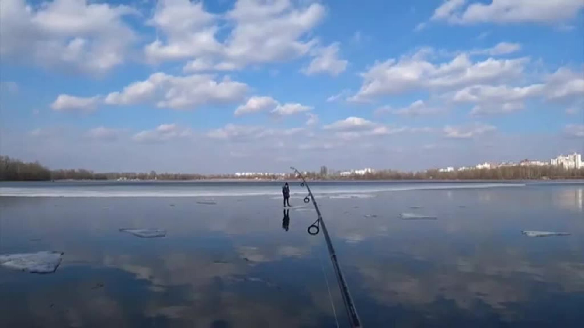 Rescata con una caña a un niño atrapado en un río de Kiev