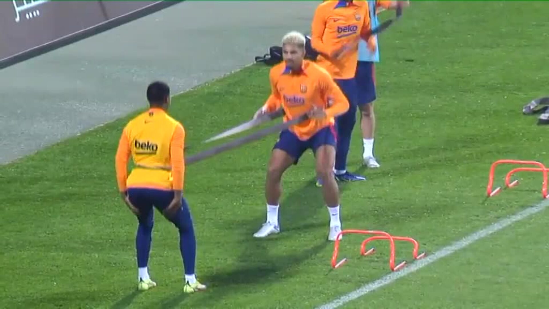 El Barça se ejercita sobre el césped del estadio Príncipe Faisal de Riad