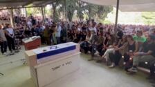 Familiares y allegados acuden al funeral de un rehén fallecido durante el cautiverio de Hamás