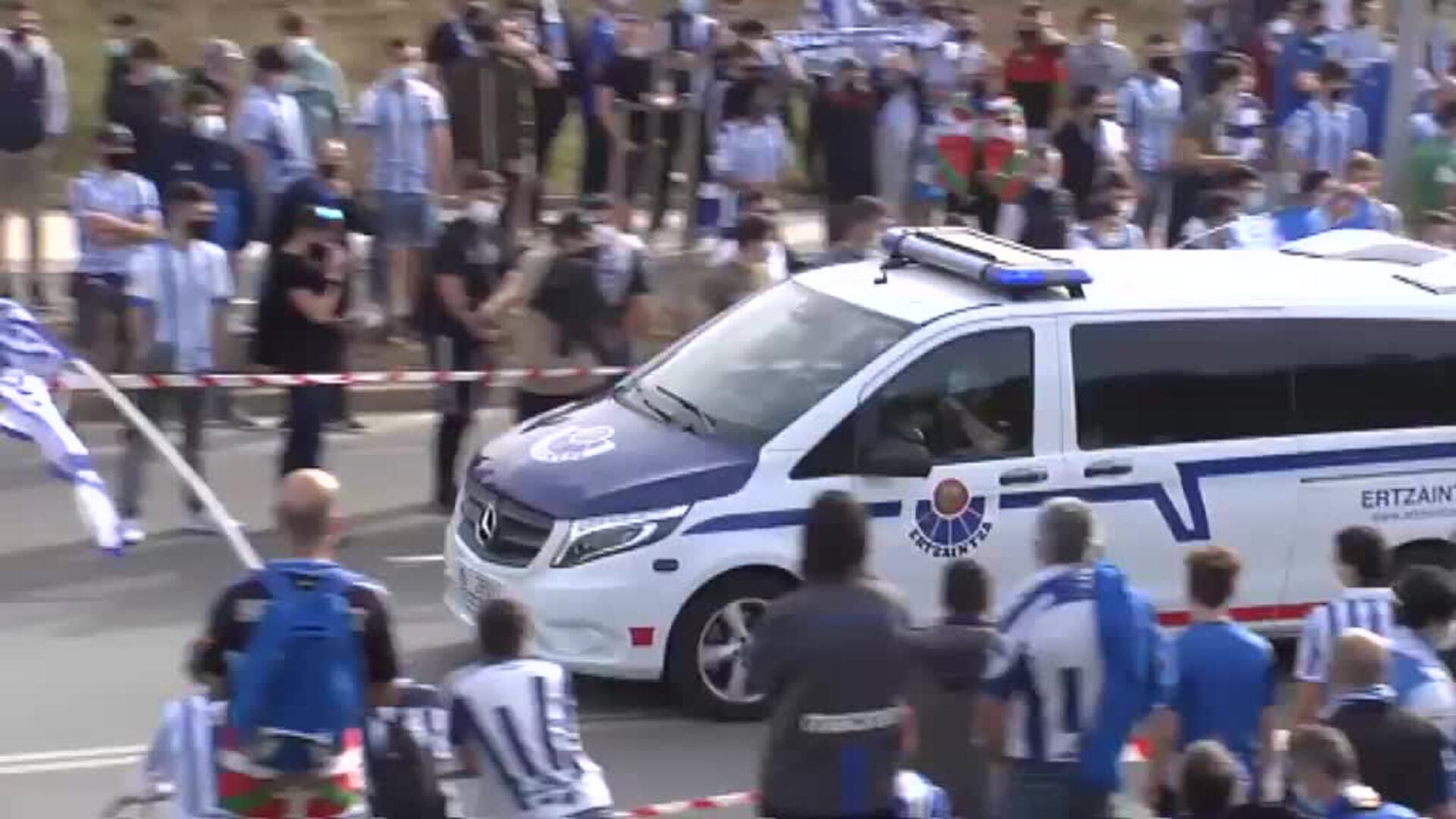 Miles de aficionados de la Real Sociedad despiden al equipo en Zubieta repitiendose las aglomeraciones de Lezama