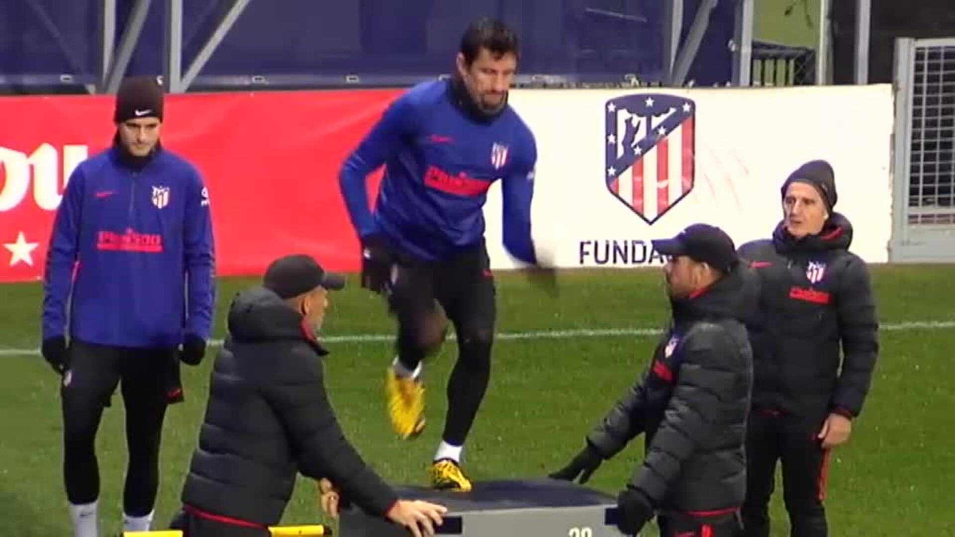 Caras de pocos amigos en el entrenamiento del Atlético