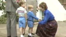 Del 'amigo' de su madre a la ausencia de su padre: los capítulos más polémicos del Príncipe Harry en sus memorias