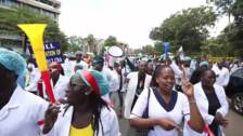 Protesta de trabajadores sanitarios en Nairobi al cumplirse un mes de huelga nacional