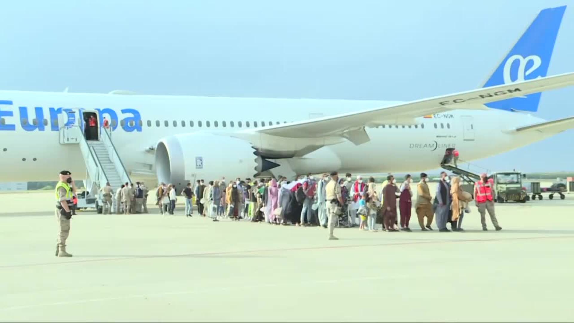 Robles, Darias y Escrivá reciben a 260 personas procedentes de Afganistán