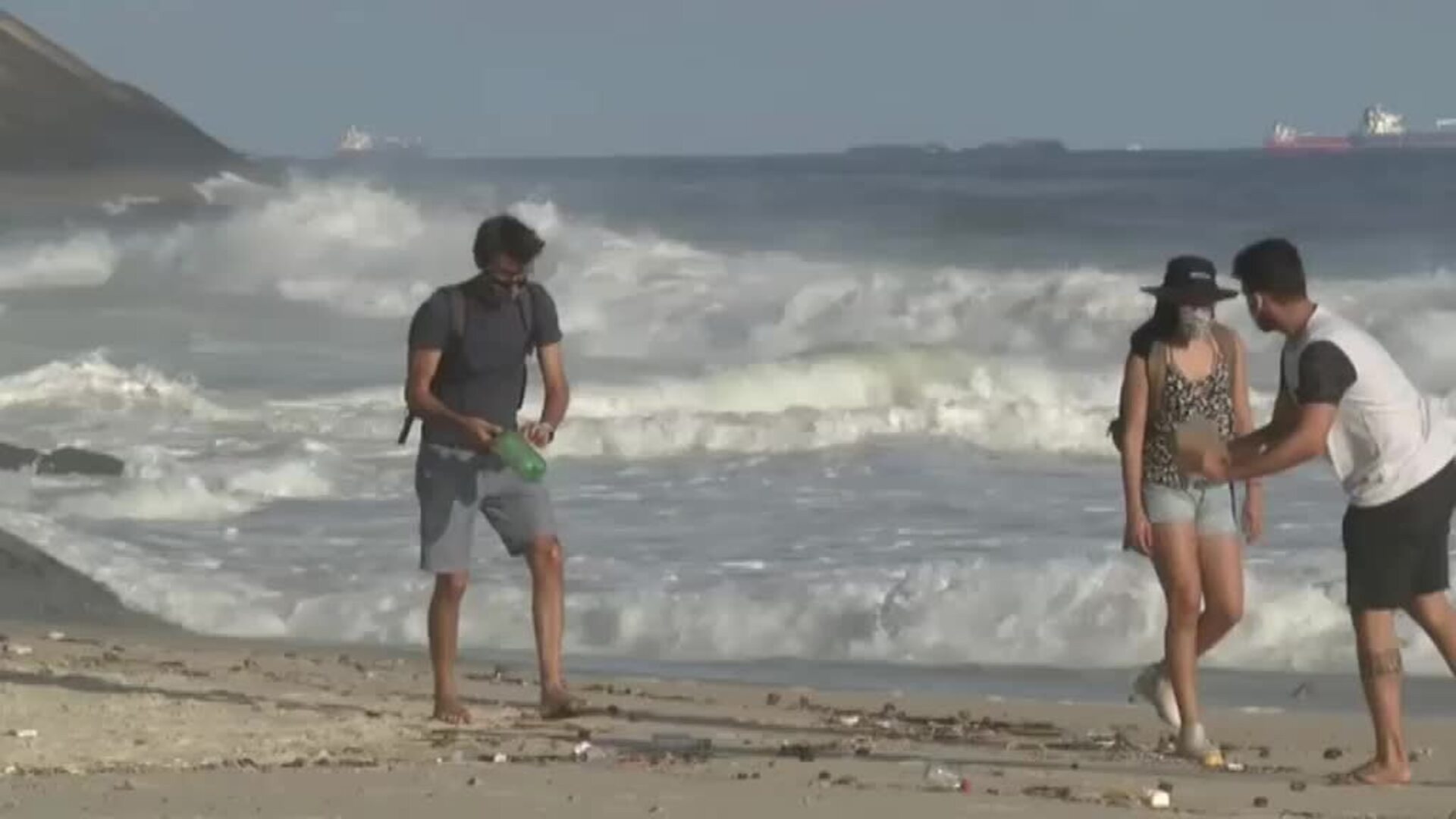 Una ola de basura inunda una playa virgen en Brasil