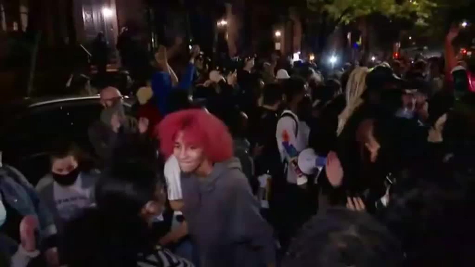 Cientos de neoyorkinos celebran en las calles el avance de Biden hacia la Casa Blanca