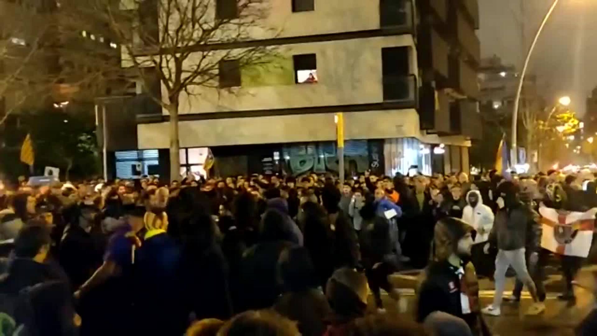 Un detenido por arrojar una botella a Mossos en una pelea de Boixos y Tsunami