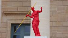 Asamblea Nacional francesa expone seis esculturas de la Venus de Milo practicando deportes olímpicos
