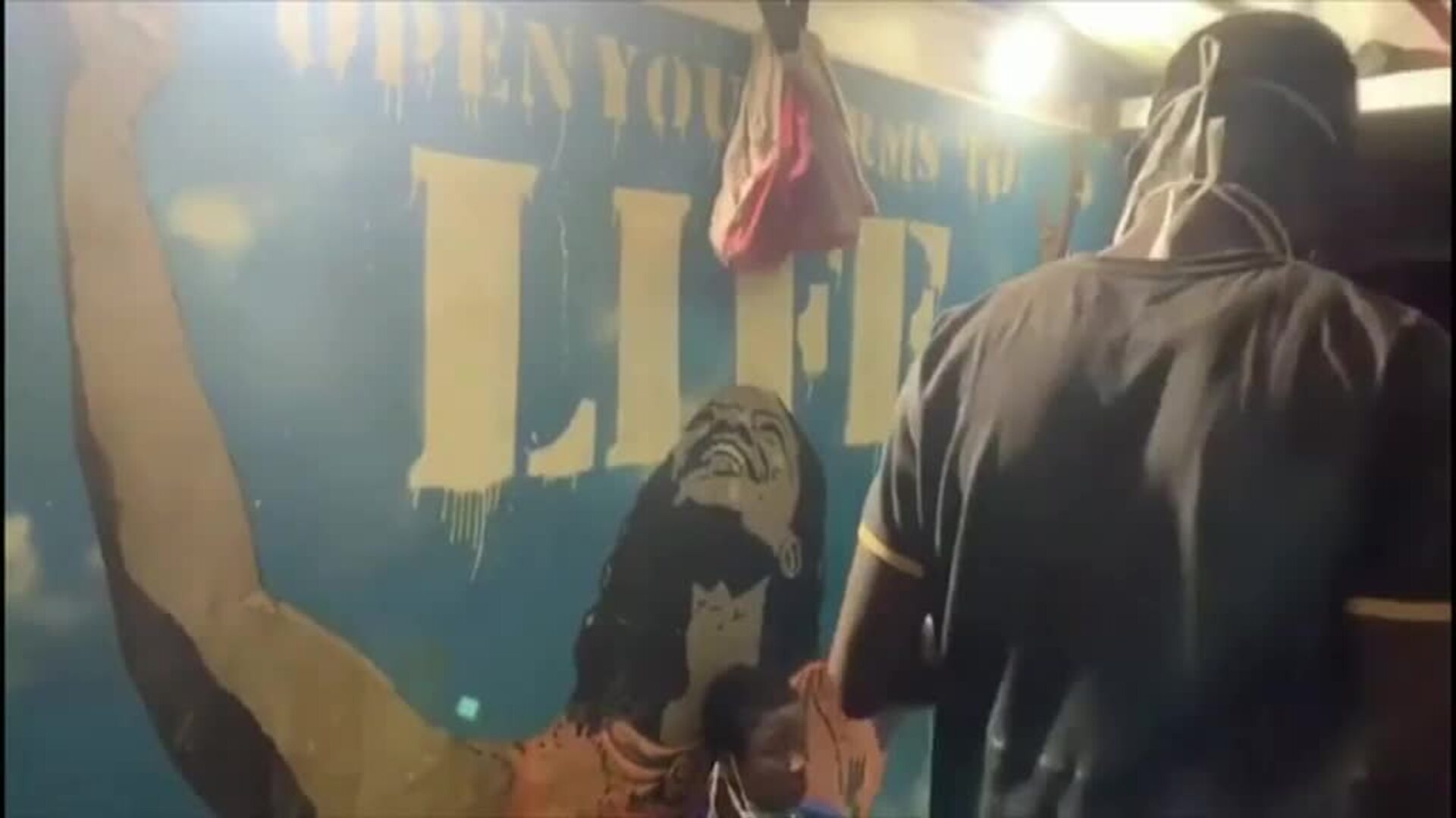 El Open Arms busca un puerto para desembarcar a 276 migrantes