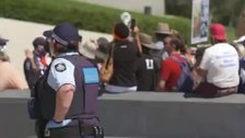 Miles de antivacunas protestan en Australia contra los mandatos de vacunación