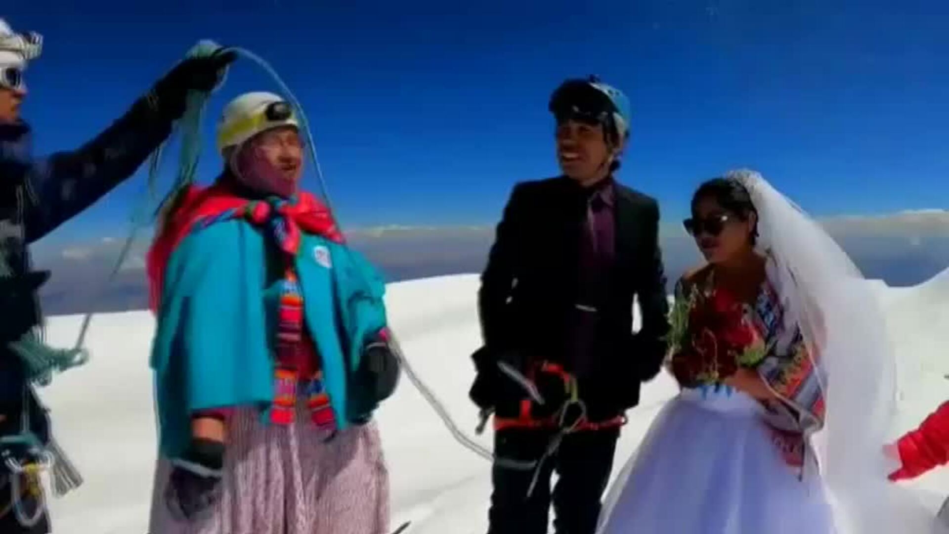 Jhonny Pacheco y Heydi Paco se dan el &#039;sí quiero&#039; en lo alto del Illimani boliviano